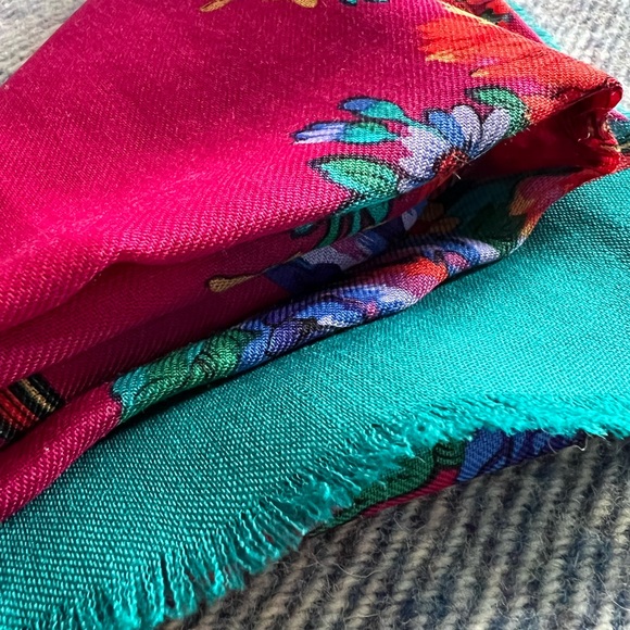 Liz Claiborne Vintage Scarf, 100% Wool, made in Japan - Picture 9 of 11